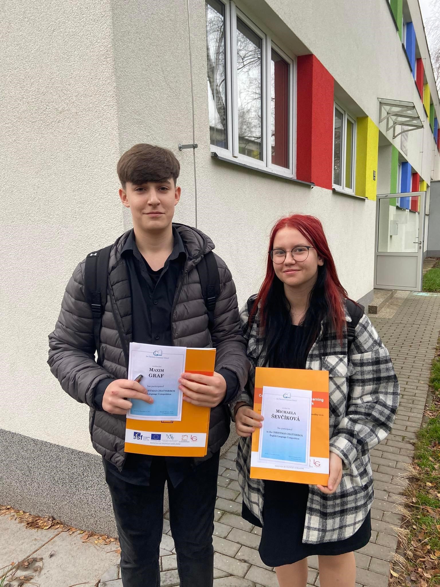 Společná fotka Míši a Maxima s diplomy