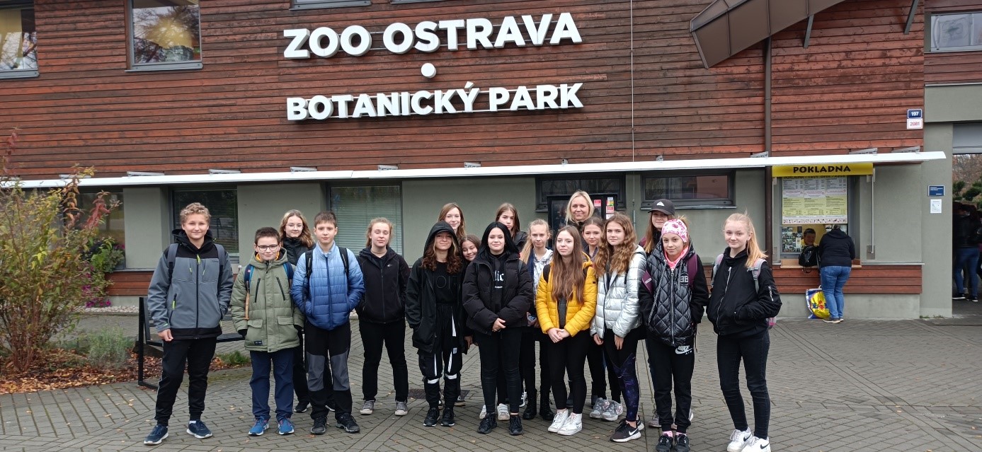 Společná fotka žáků před ZOO Ostrava