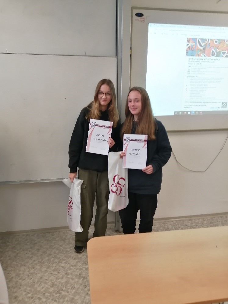 Dívky s diplomy