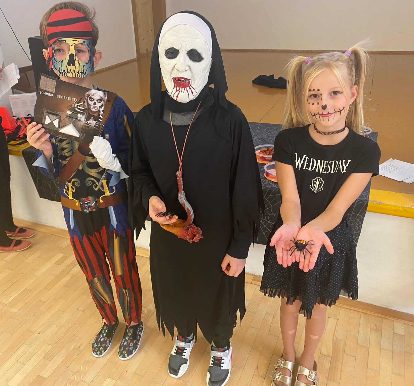 Děti v kostýmech během halloweena