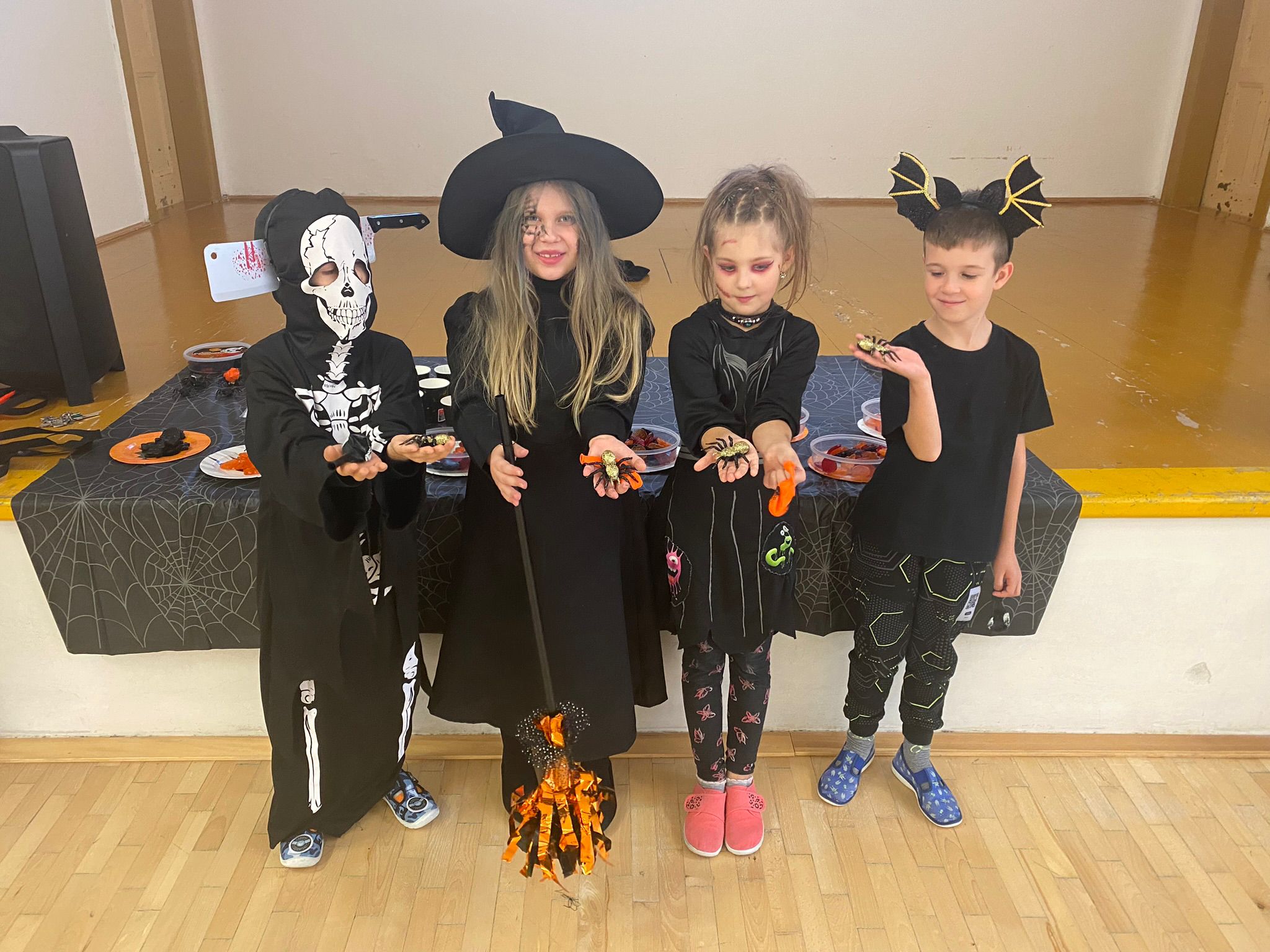 Děti v kostýmech během halloweena