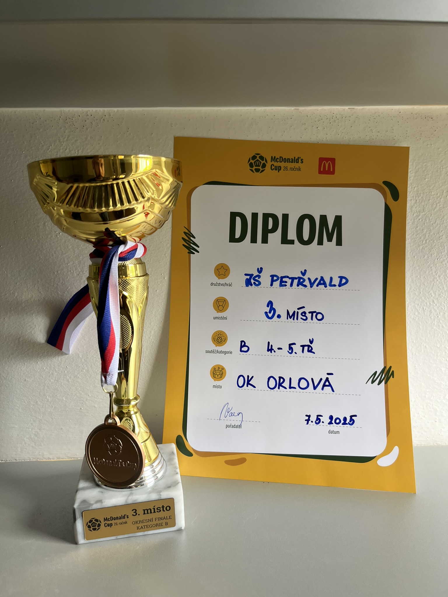Diplom a pohár