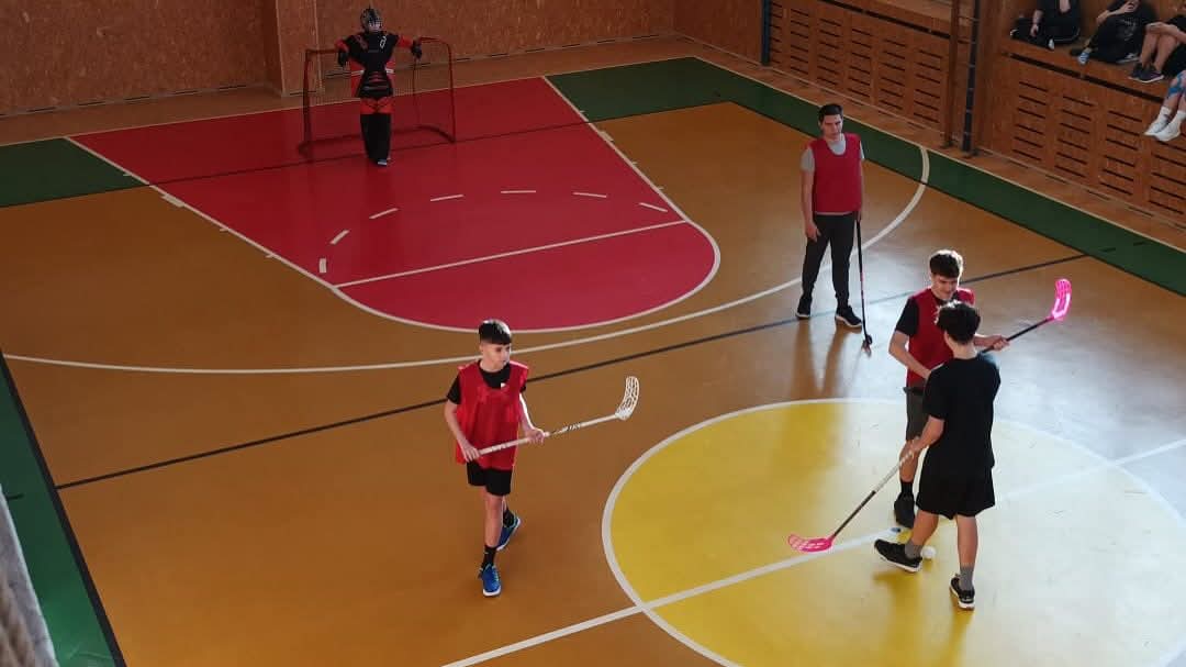 Účastníci vánočního turnaje při hře florbalu