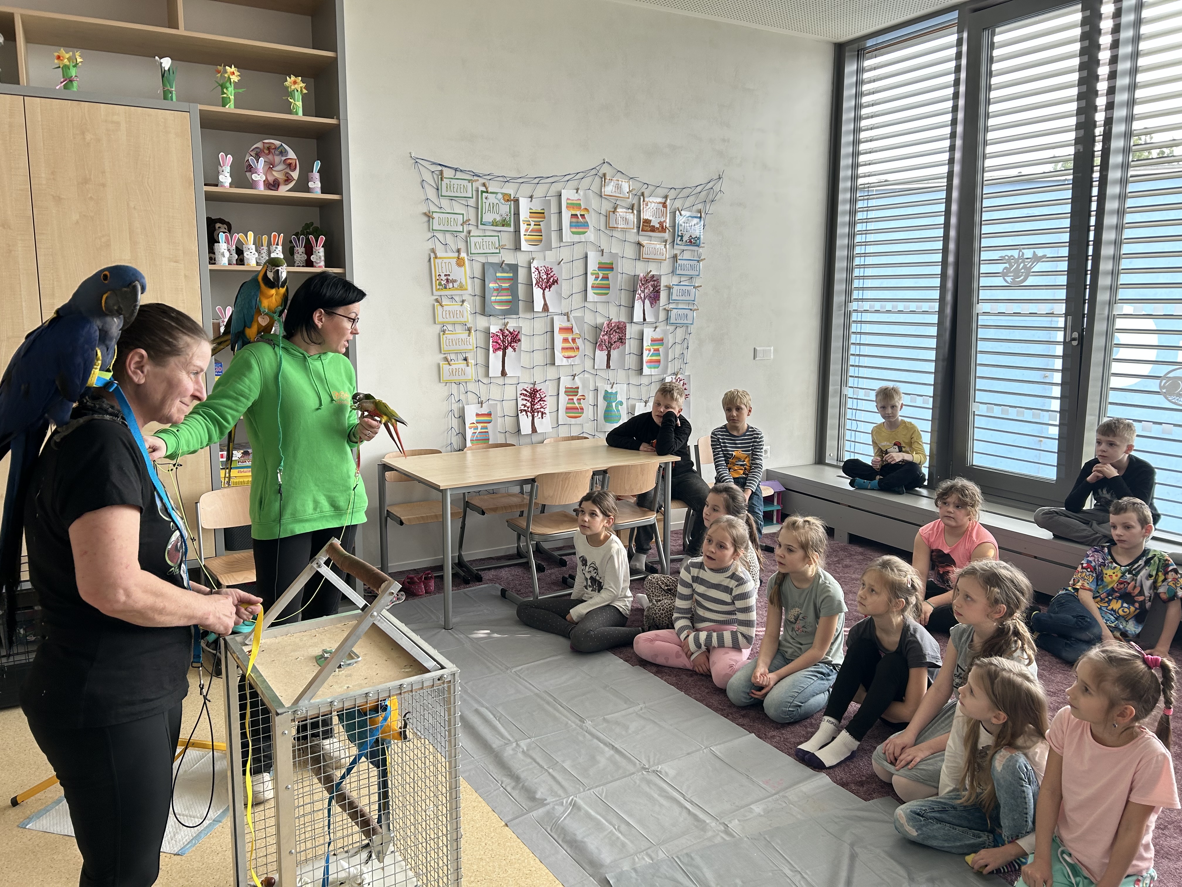 Děti z družiny s papoušky