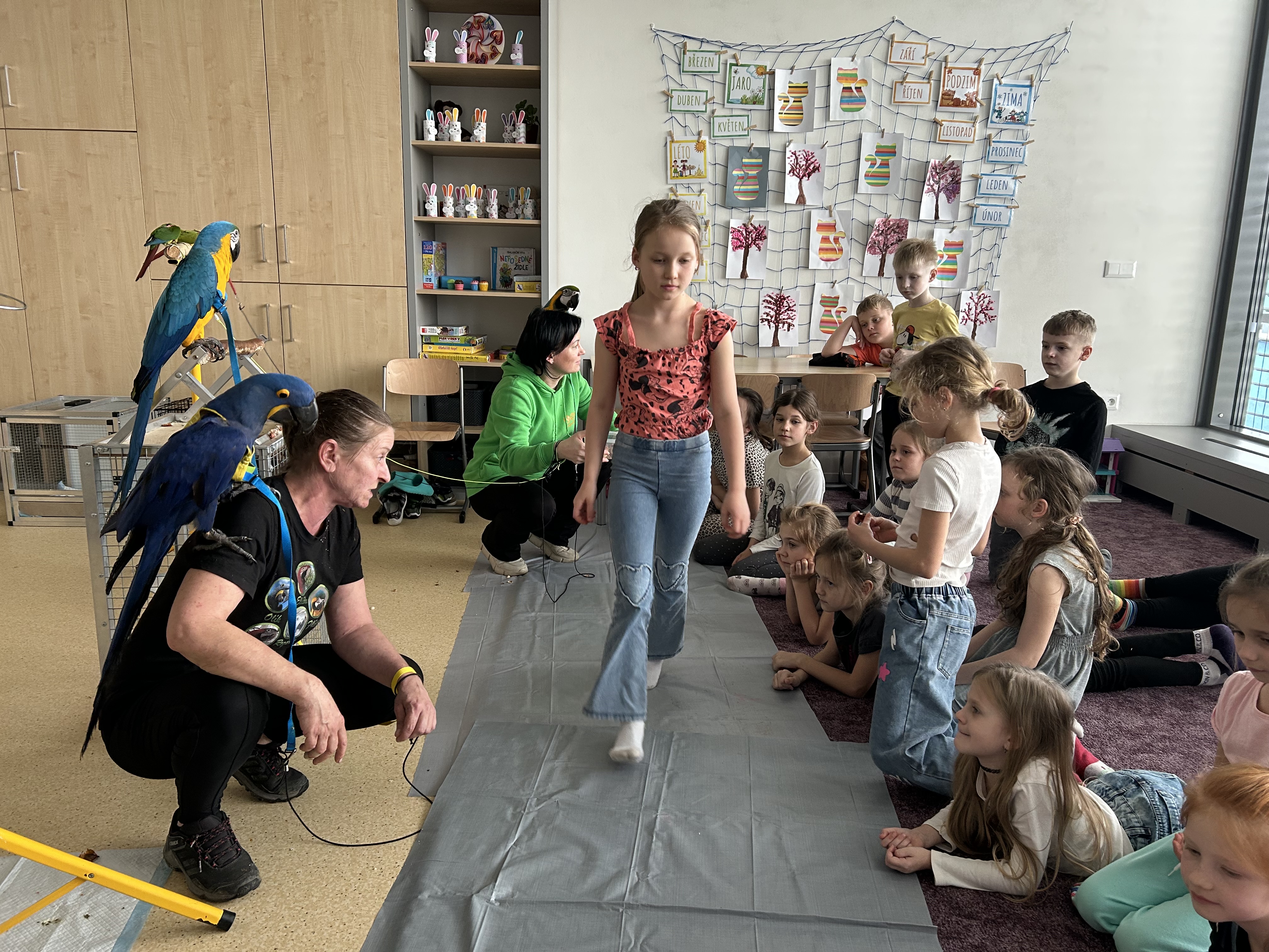 Děti z družiny s papoušky