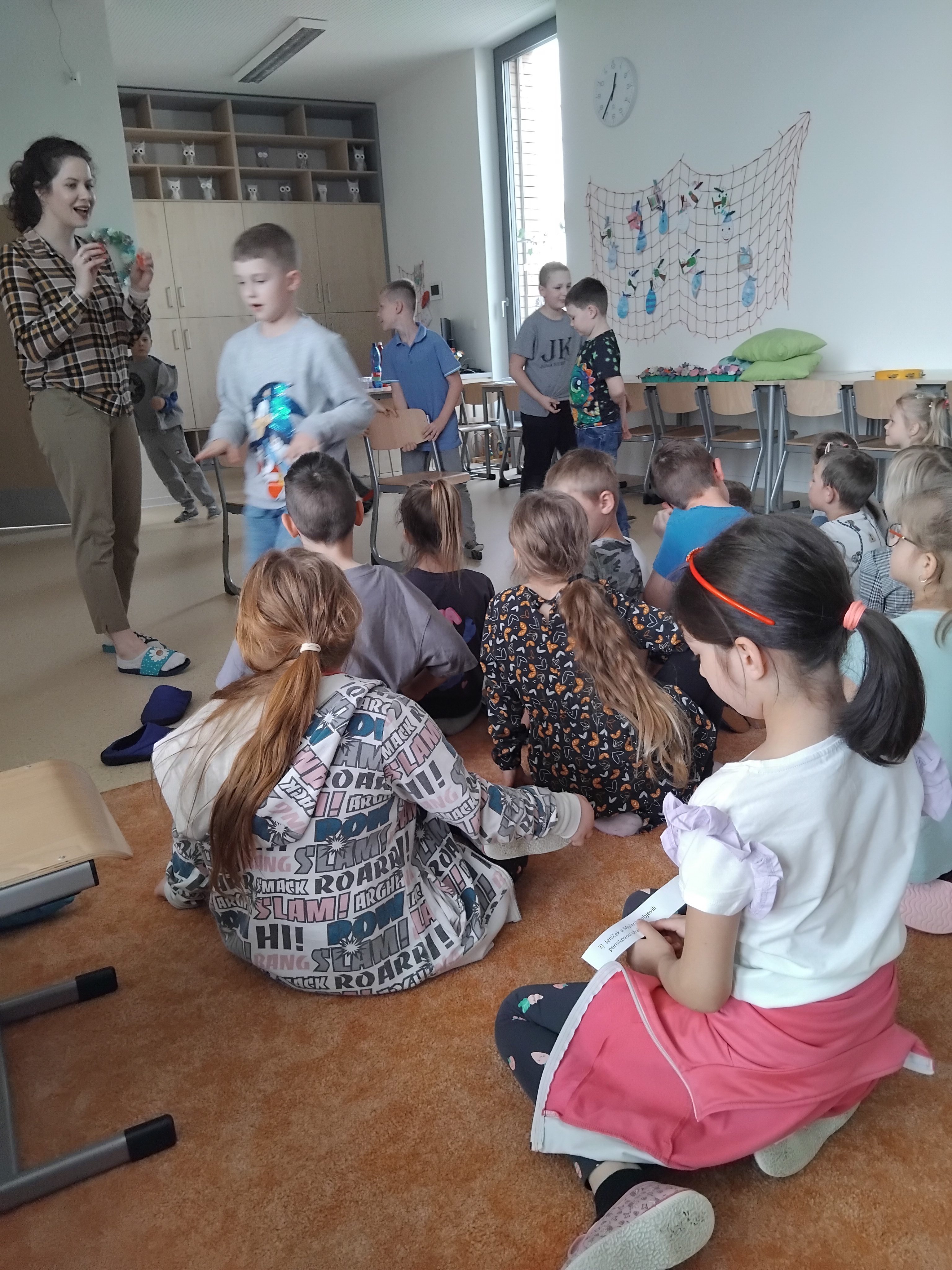 Děti přihlížející divadlu