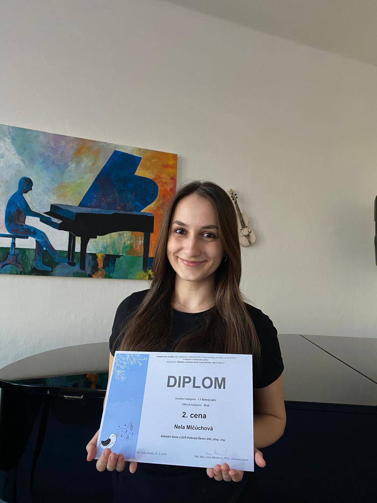 Nela Mlčúchová s diplomem