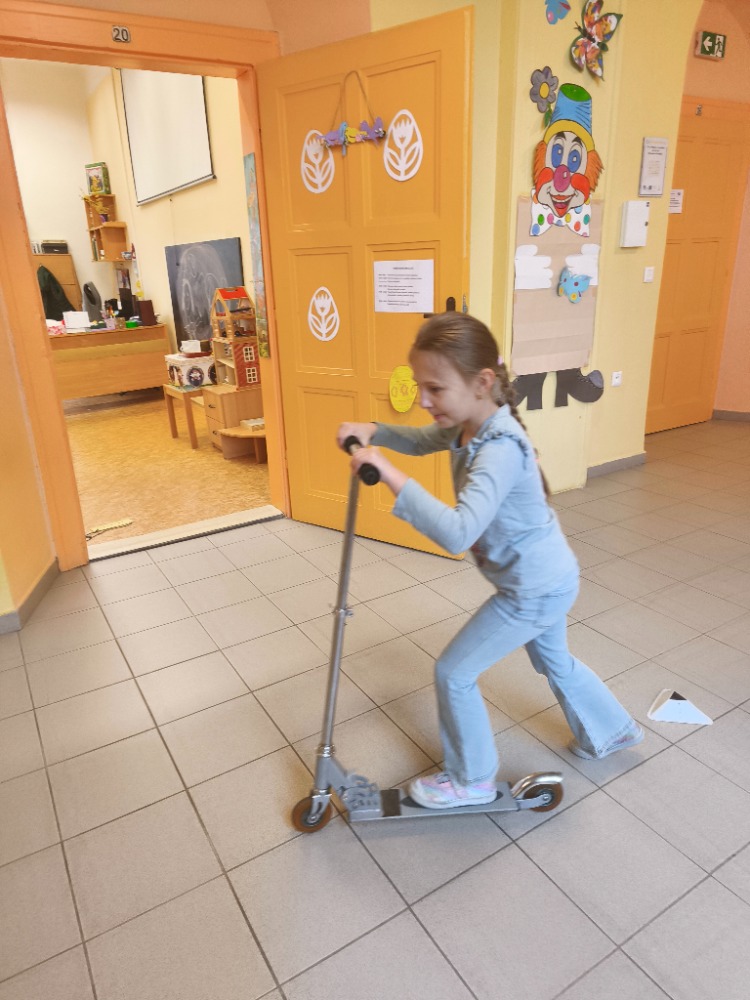 Děti na koloběžk&aacute;ch