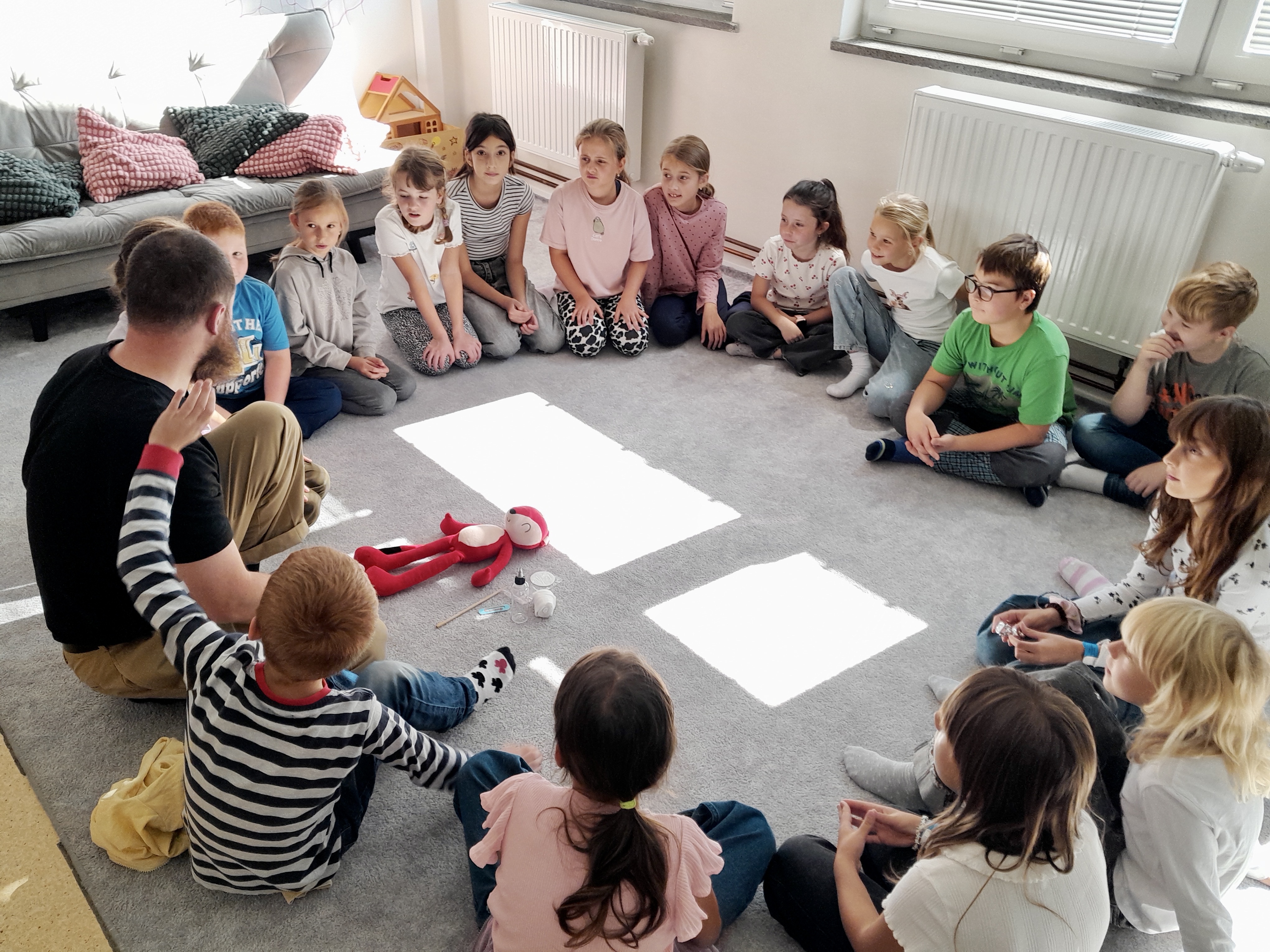 Děti z družiny u společn&eacute; aktivity