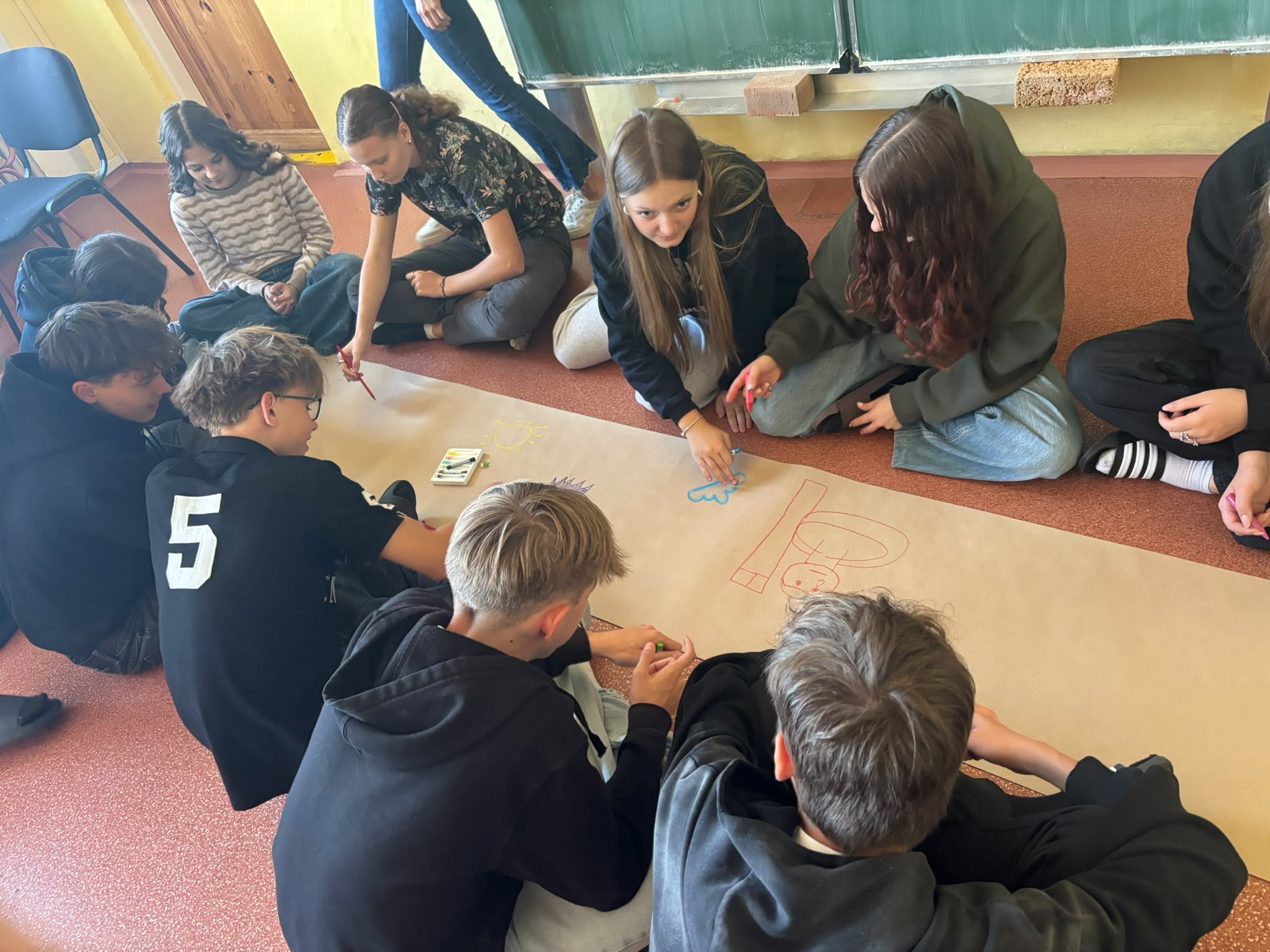 Žáci 9.třídy pracující na společném výtvoru