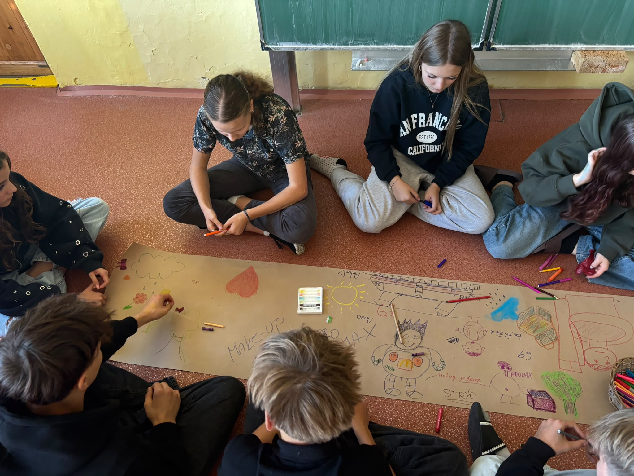 Žáci 9.třídy pracující na společném výtvoru
